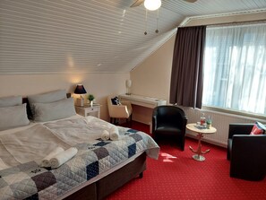 Dobbeltrom (Bathtub and shower) | Sengetøy av topp kvalitet, blendingsgardiner og wi-fi (inkludert)