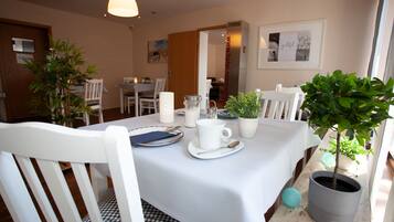 Colazione completa, servita tutte le mattine (12 EUR a persona)