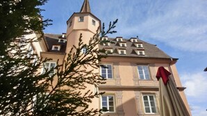 A large building with a tower, multiple windows, and a door. - Hotel & Spa Le Bouclier D'Or (Strasbourg)