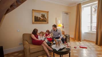 Phòng Suite Deluxe | Bộ đồ giường cao cấp, két bảo mật tại phòng, trang trí khác biệt