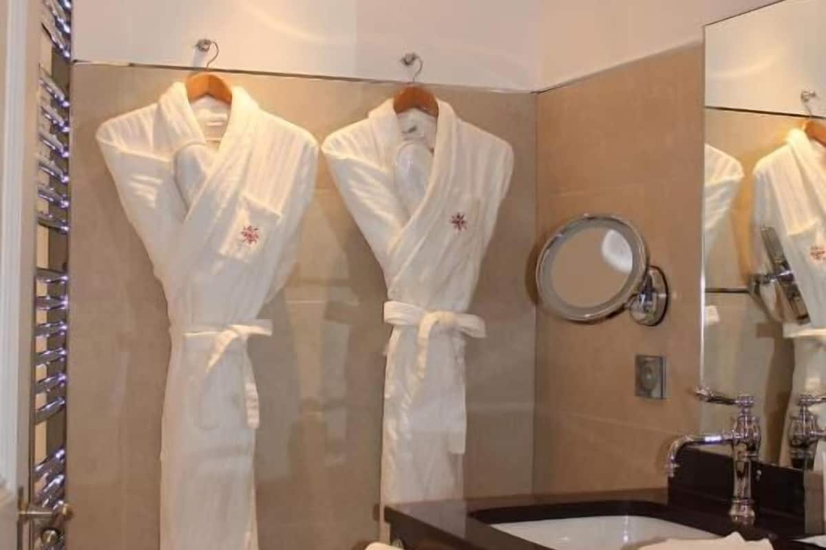 deluxe room | bathroom | hair dryer, bathrobes, slippers, towels