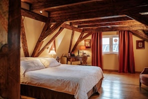 Suite | Hochwertige Bettwaren, Zimmersafe, individuell dekoriert