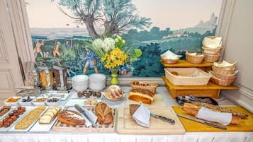 Café da manhã com buffet todos os dias (EUR 25 por pessoa)