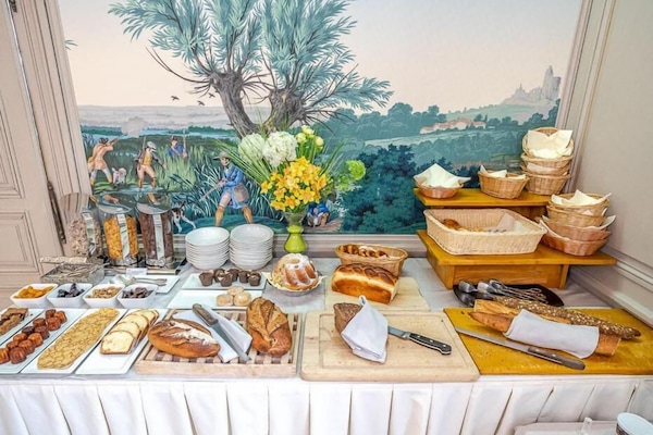 Café da manhã com buffet todos os dias (EUR 25 por pessoa)