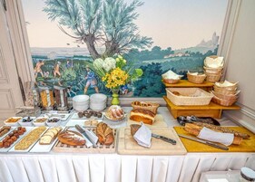 Café da manhã com buffet todos os dias (EUR 25 por pessoa) 
