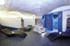 Sauna, tina de hidromasaje, baño de vapor y masajes de tejido profundo 