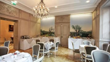 Bữa sáng buffet hàng ngày với phụ phí nhỏ