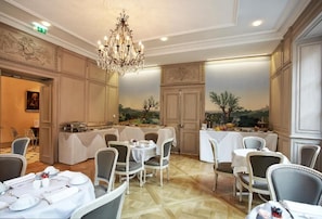 Tägliches Frühstücksbuffet (25 EUR pro Person)