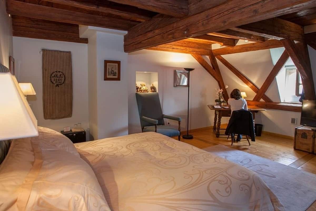 premium bedding, in-room safe, individually decorated