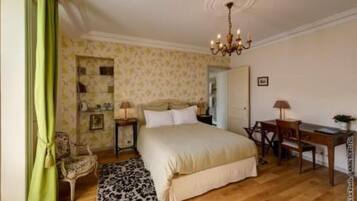 Superior kamer | Luxe beddengoed, individueel gedecoreerd, een bureau