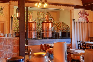 Petit déjeuner, déjeuner, dîner et brunch servis sur place
