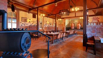 Petit déjeuner et déjeuner servis sur place, spécialités Cuisine locale