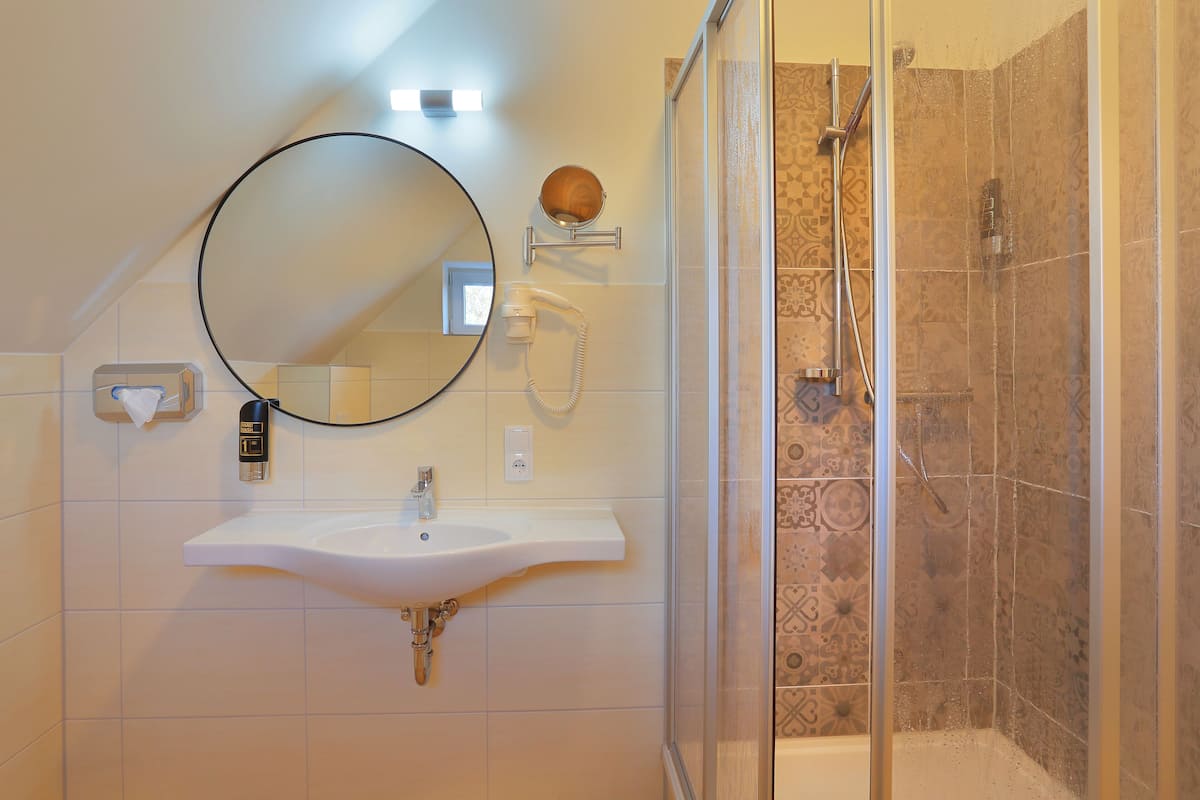 comfort single room | bathroom | shower, free toiletries, hair dryer, towels