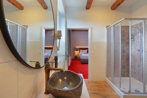 Comfort vierpersoonskamer | Badkamer | Een douche, gratis toiletartikelen, een haardroger, handdoeken