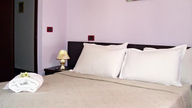Economy Double Room, 1 Bedroom | Minibar, in-room safe, desk, soundproofing - Hotel Jolly (Tirana)