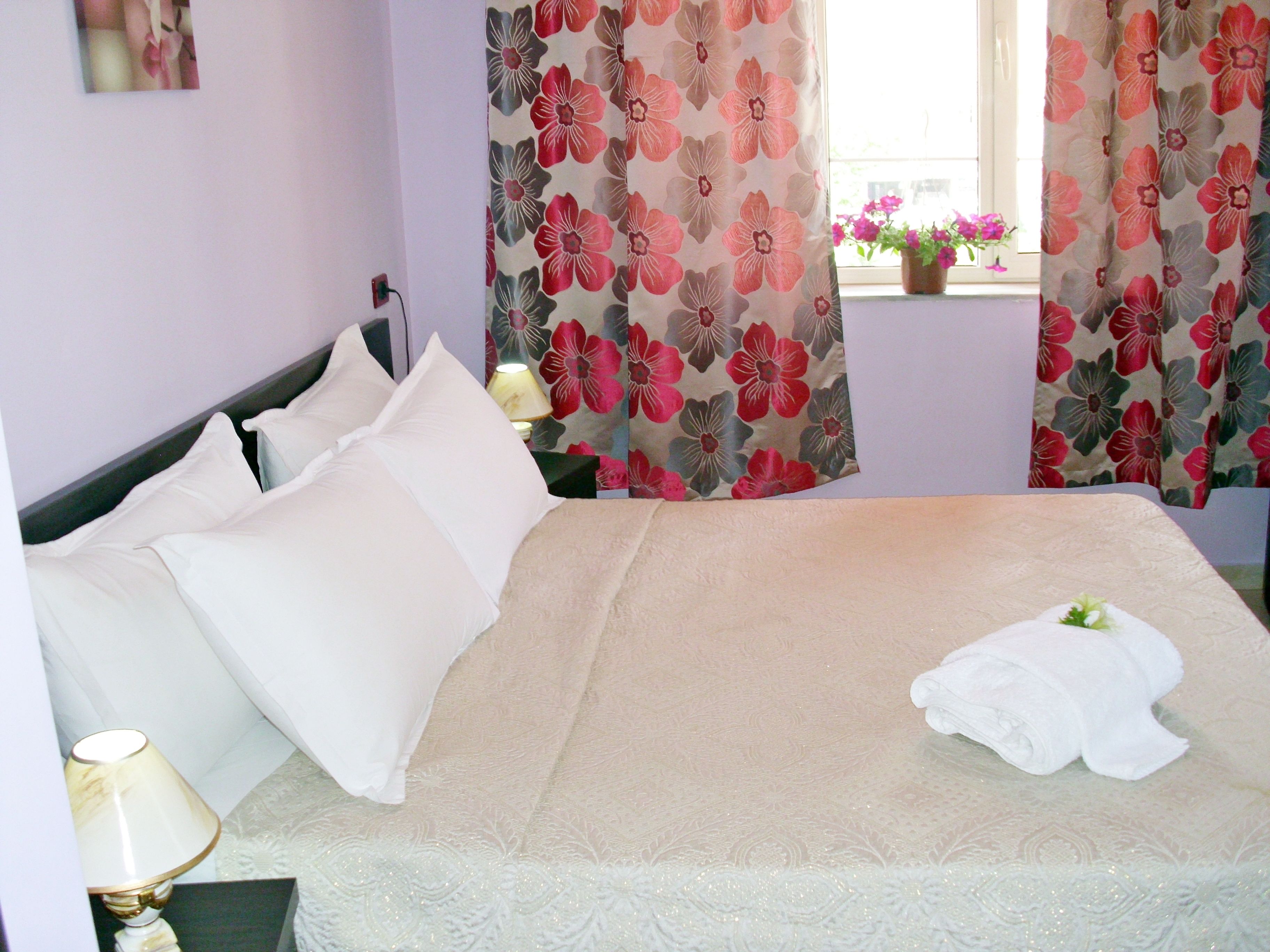 economy double room, 1 bedroom | minibar, in-room safe, desk, soundproofing