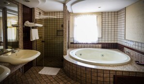 Suite (Master) | Badezimmer | Dusche, kostenlose Toilettenartikel, Haartrockner, Handtücher