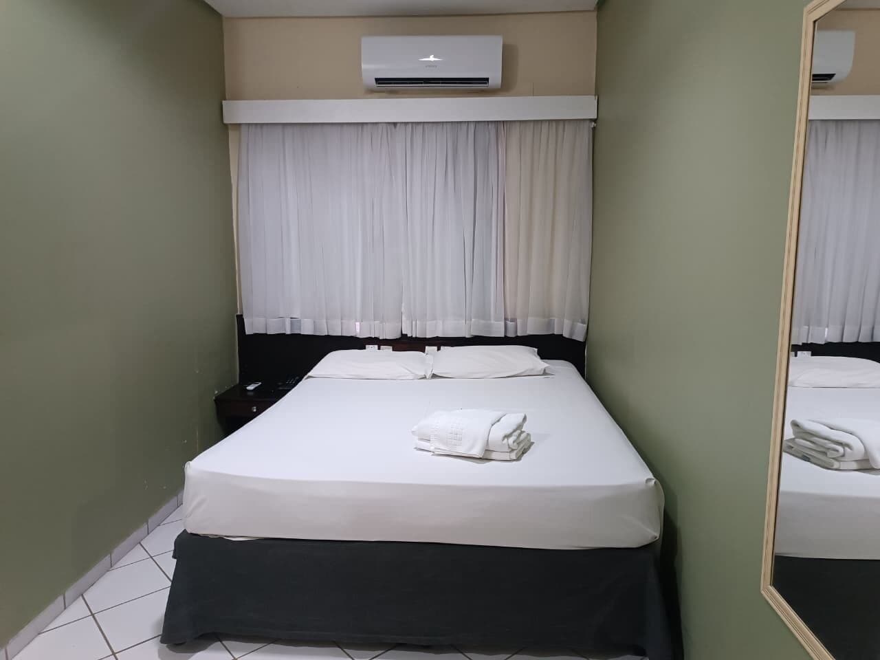 Minibar, caja de seguridad en la habitación y muebles diferentes 