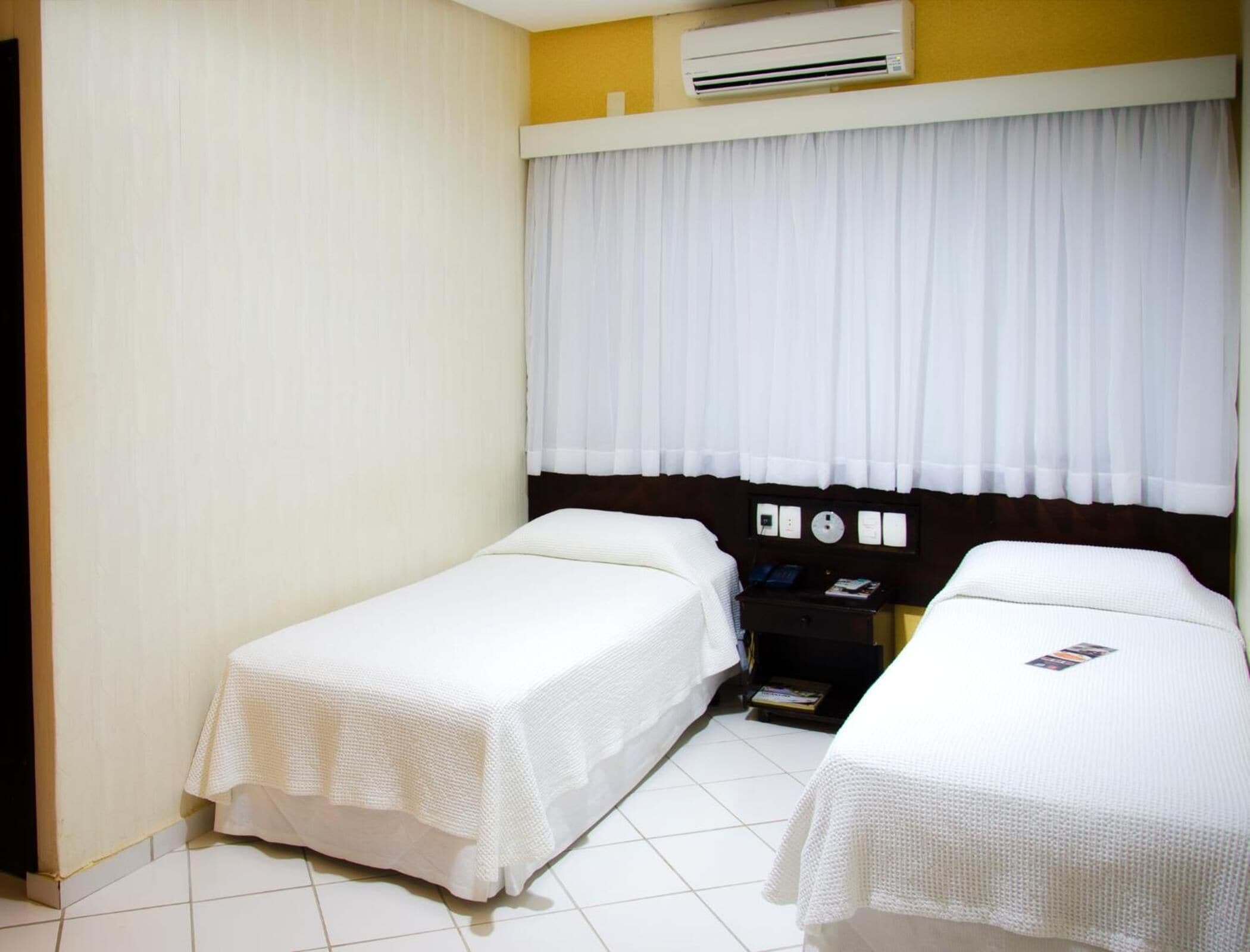 Minibar, caja de seguridad en la habitación y muebles diferentes 