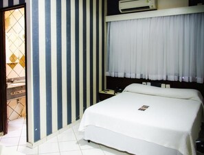 Quarto solteiro luxo | Frigobar, cofres nos quartos, individualmente mobiliados, escrivaninha