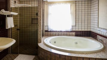 Suite (Master) | Badkamer | Een douche, gratis toiletartikelen, een haardroger, handdoeken