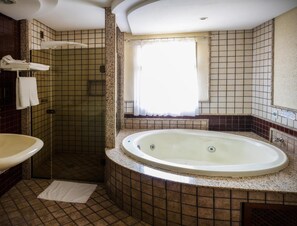 Suite (Master) | Badezimmer | Dusche, kostenlose Toilettenartikel, Haartrockner, Handtücher
