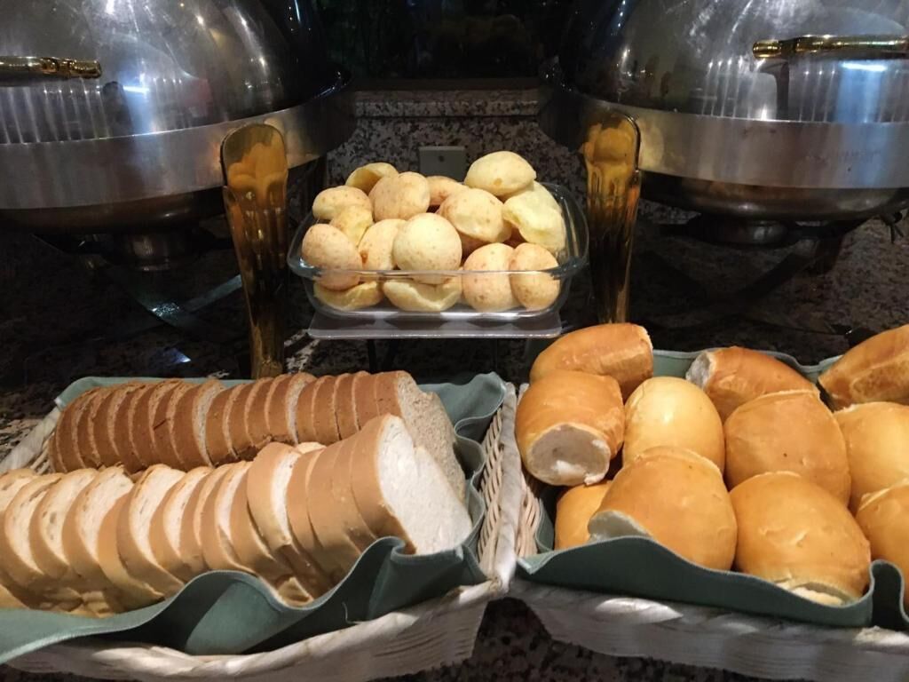 Un bufé con panes y pastelería variada.