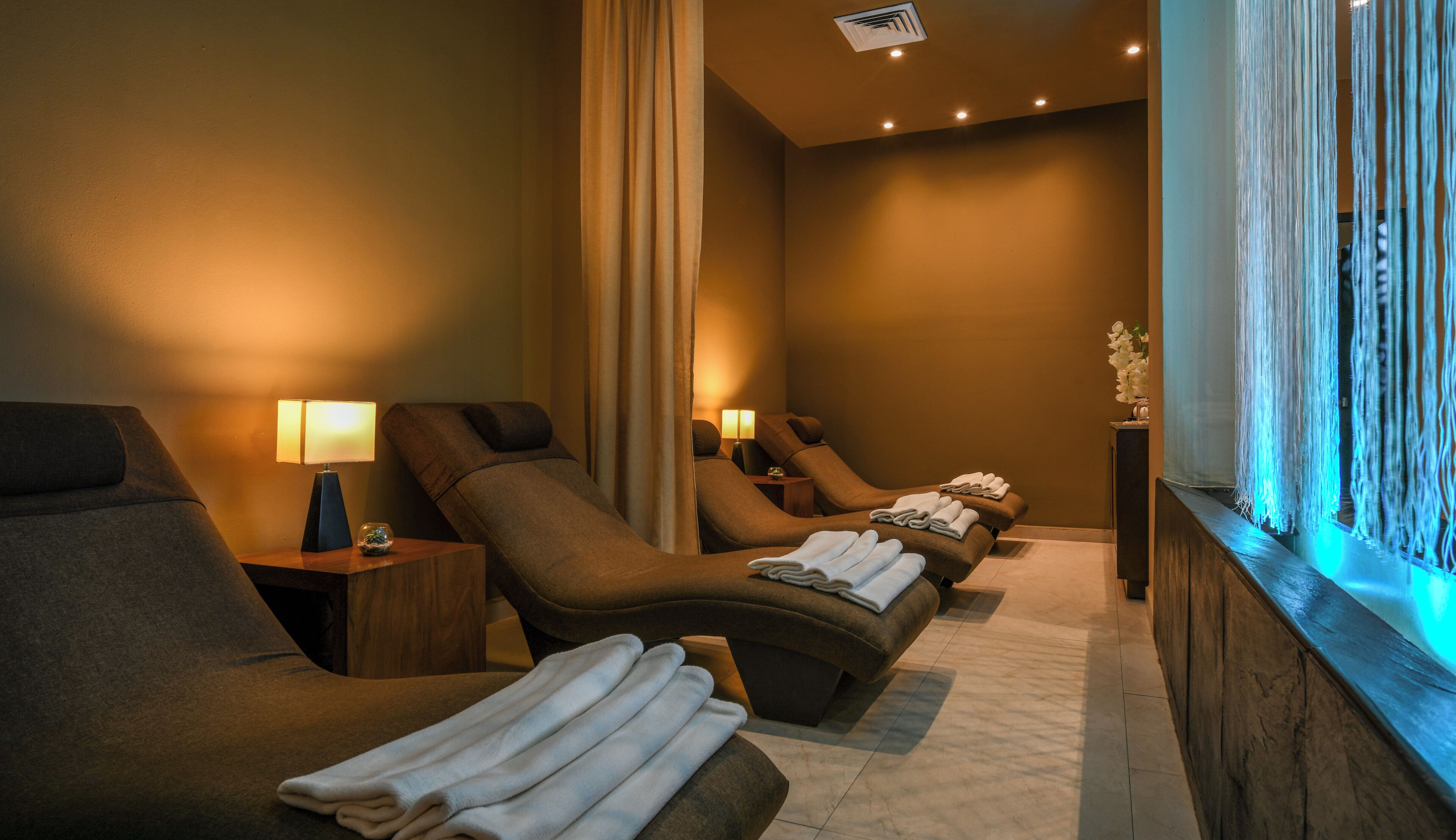 Sauna, hot tub, steam room, body treatments, aromatherapy