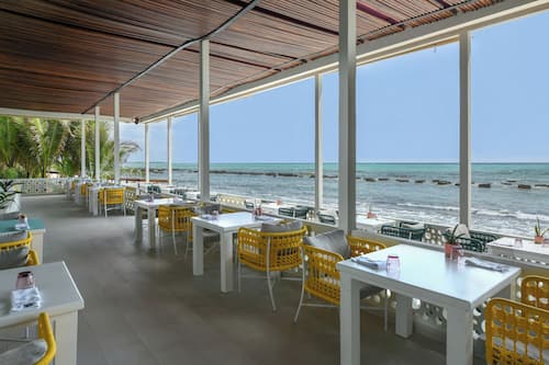 5 restaurants; breakfast, lunch, and dinner served
