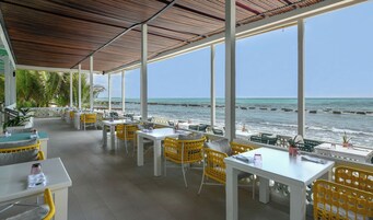 5 restaurants; breakfast, lunch, and dinner served