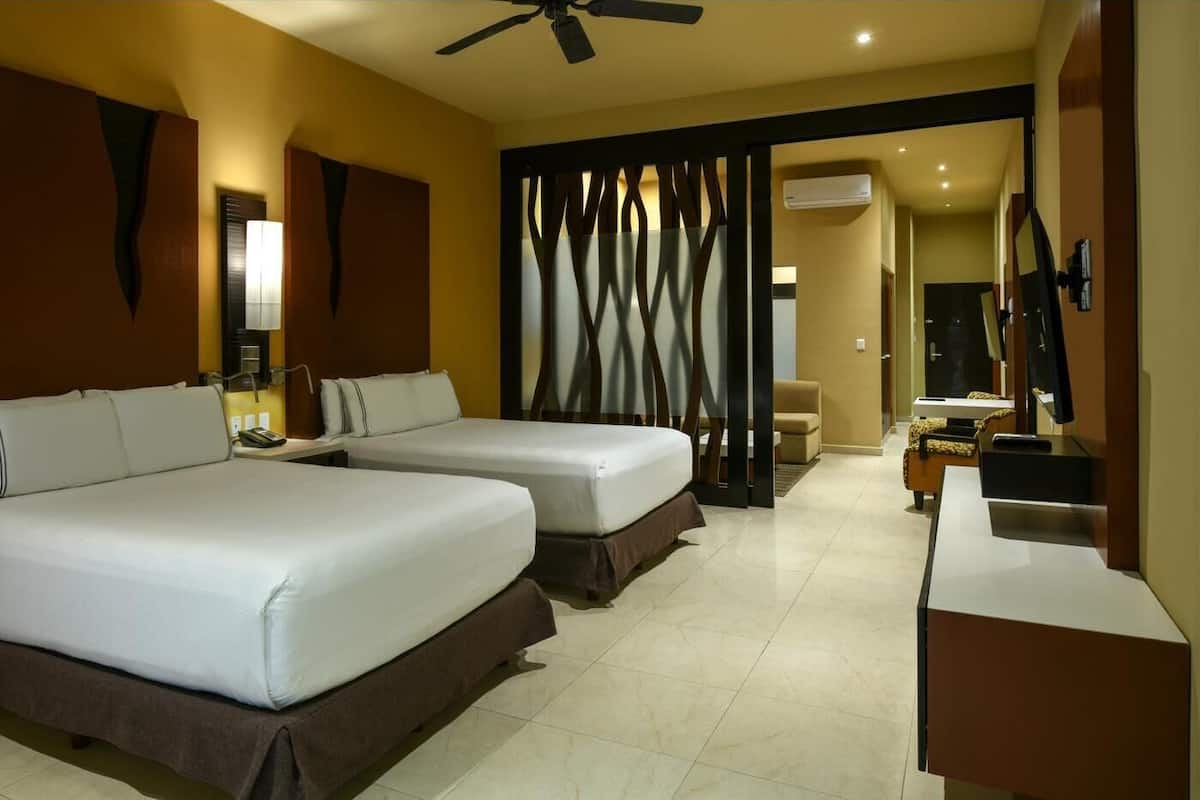 Free minibar, desk, laptop workspace, blackout curtains