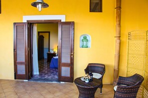 Doppel- oder Zweibettzimmer, Terrasse, eingeschränkter Meerblick | Terrasse/Patio