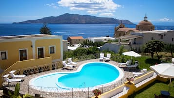 Seasonal outdoor pool, an infinity pool, pool umbrellas, sun loungers