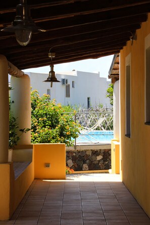 Basic trippelrum - terrass | Minibar, värdeförvaringsskåp på rummet och individuell inredning