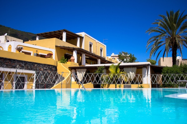 Piscina stagionale all'aperto, una piscina a sfioro