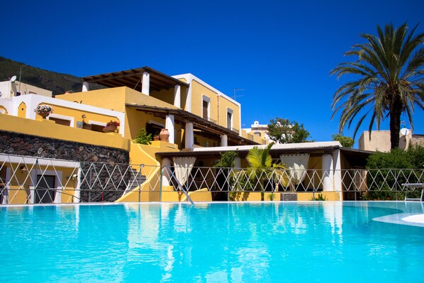 Piscine extérieure (ouverte en saison), piscine à débordement