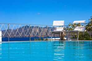 Piscine extérieure (ouverte en saison), piscine à débordement