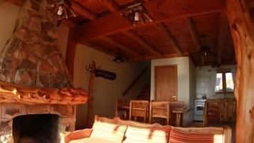 Bungalow, 2 kamar tidur, pemandangan danau | Brankas, meja kerja, tirai kedap cahaya, dan setrika/meja setrika
