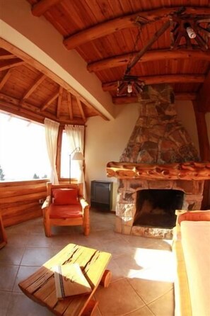 Bungalow, 2 habitaciones, vista al lago | Caja de seguridad en la habitación, escritorio y cortinas blackout