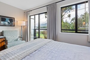Cortinas blackout, tabla de planchar con plancha y wifi gratis 