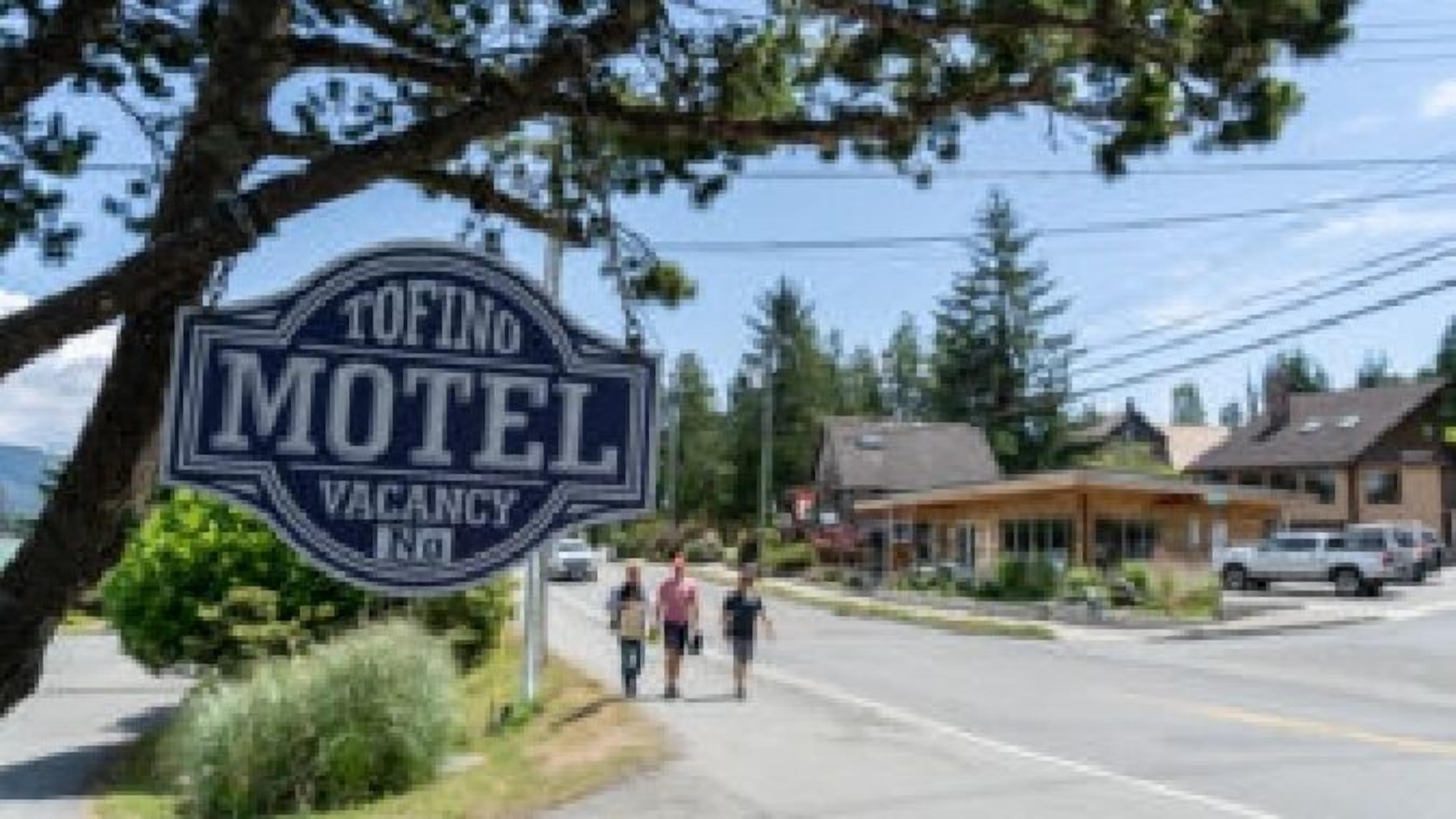 Et motel skilt med et ledigt værelse skilt.