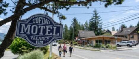 Et motel skilt med et ledigt værelse skilt.