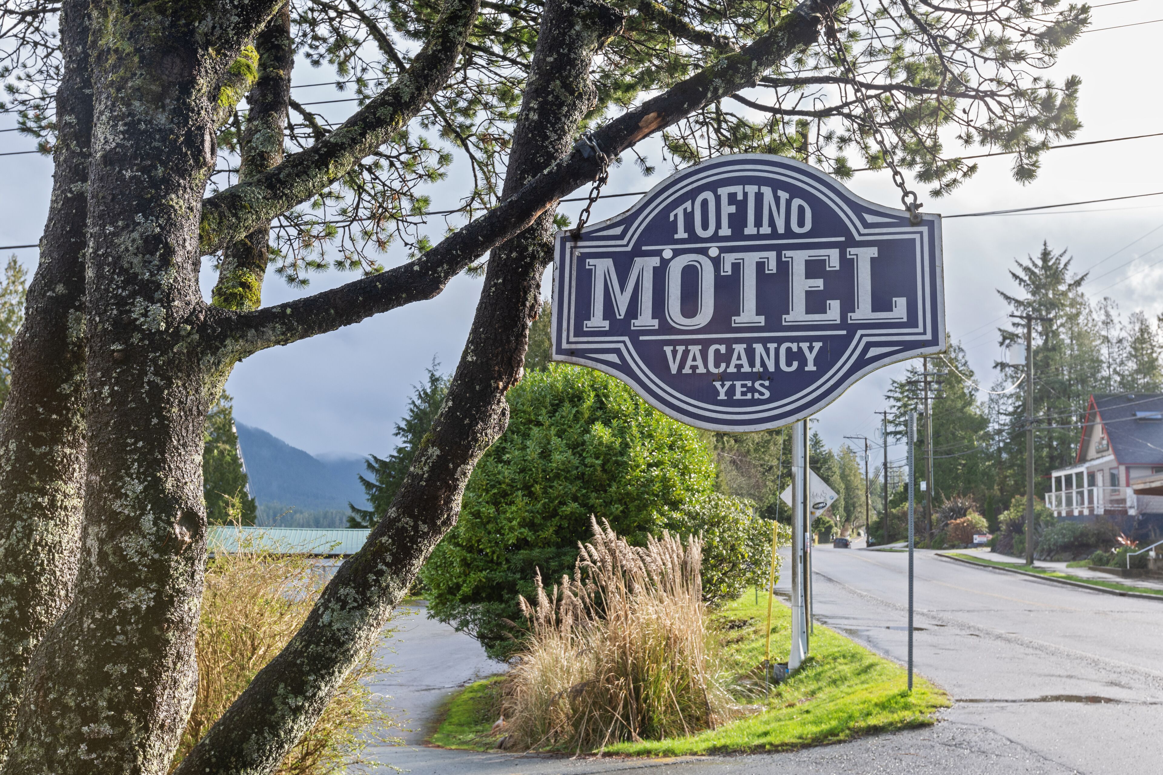 Ein Schild des Motels 'TOFINO MOTEL' mit einem Hinweis auf freie Zimmer.
