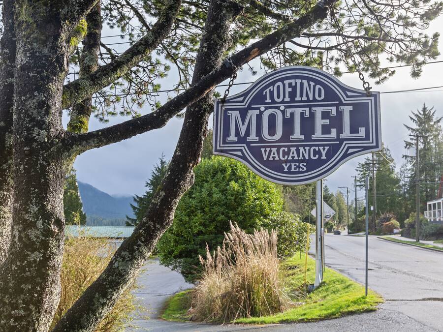 Ein Schild des Motels 'TOFINO MOTEL' mit einem Hinweis auf freie Zimmer.