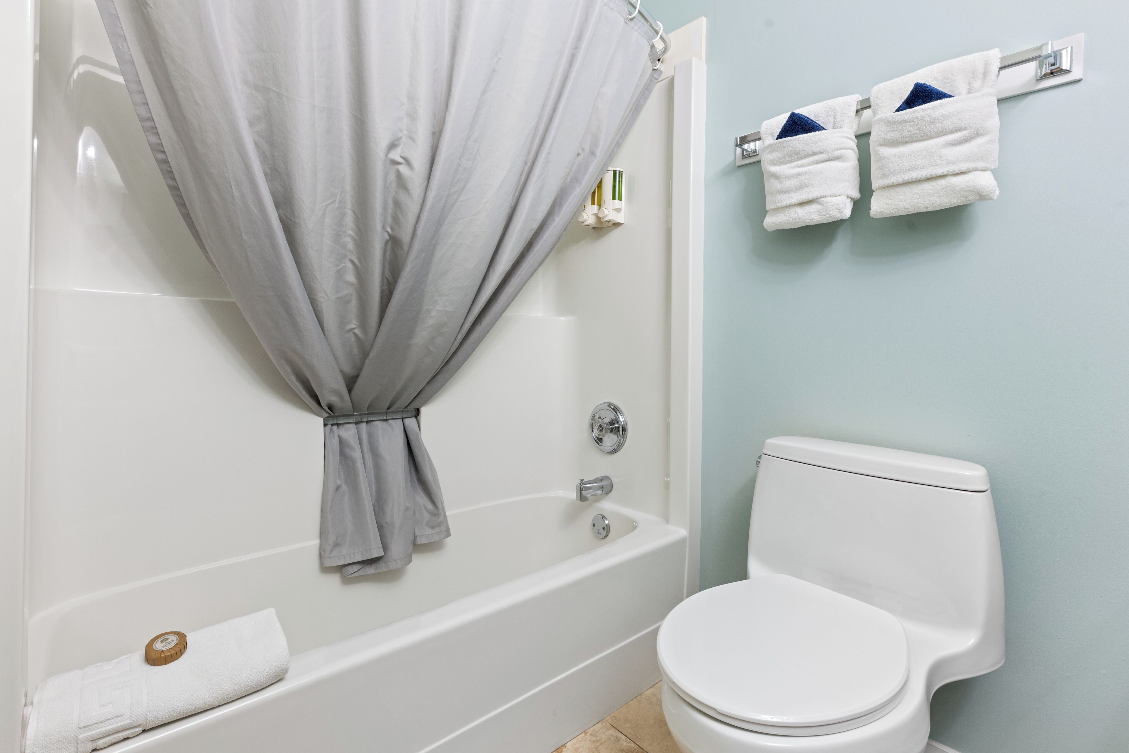 Un baño con bañera, inodoro y toallas.