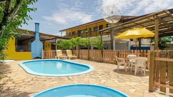 2 utendørsbassenger, bassengparasoller og solsenger