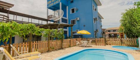 2 個室外泳池;泳池傘、躺椅