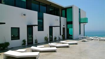 Alberca al aire libre y camastros