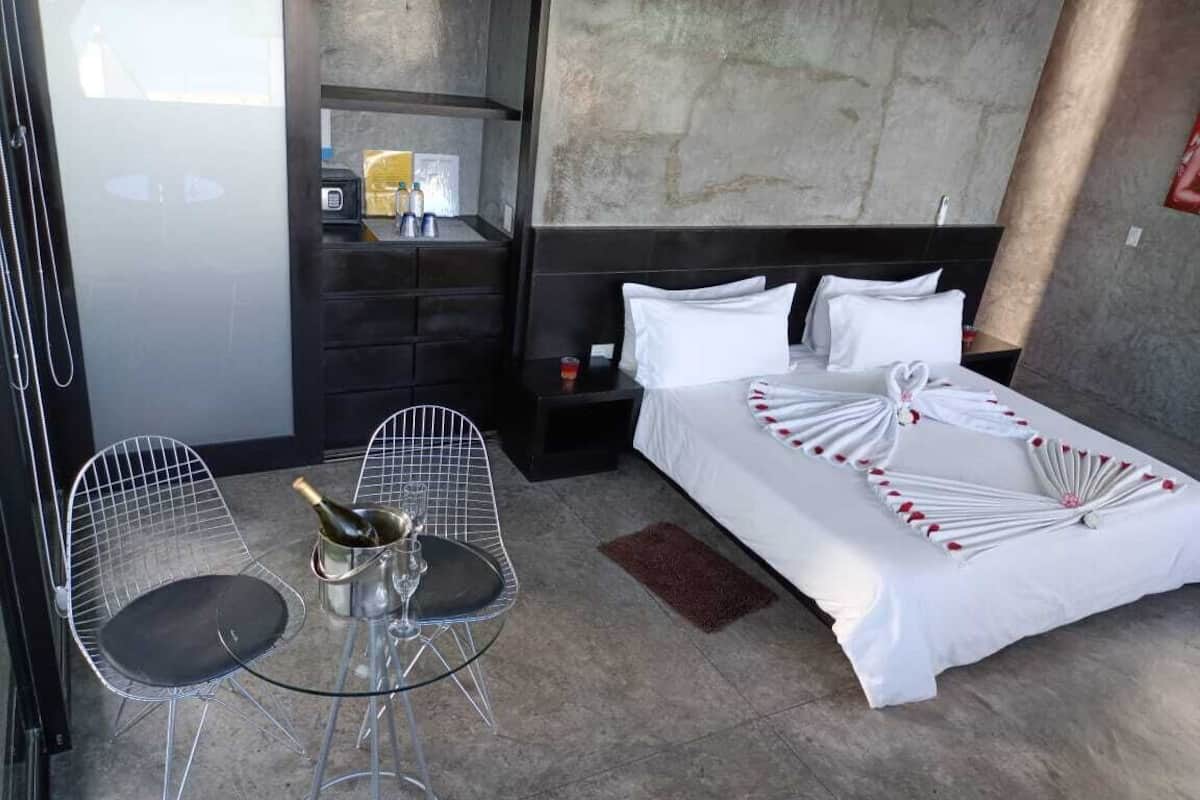 Luxury Studio Suite, 1 King Bed, Air conditioning, Ocean View