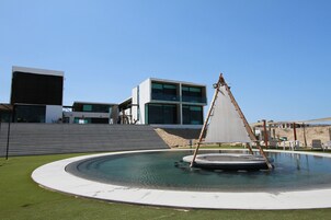 Piscina all'aperto, lettini